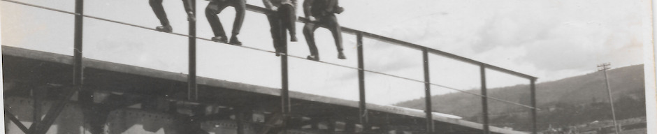 Ferroviarios en un puente afectado por el terremoto de 1960