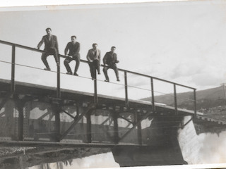 Ferroviarios en un puente afectado por el terremoto de 1960 Ferroviarios en un puente afectado por el terremoto de 1960