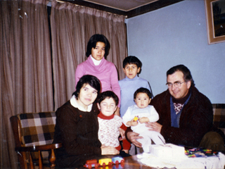 Familia Arenas López junto al sacerdote Pierre Dubois