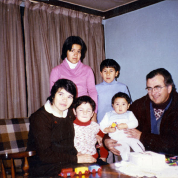 Familia Arenas López junto al sacerdote Pierre Dubois