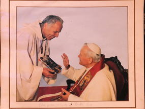 Papa Juan Pablo II y el sacerdote Miguel Sordo