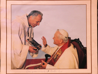 Papa Juan Pablo II y el sacerdote Miguel Sordo