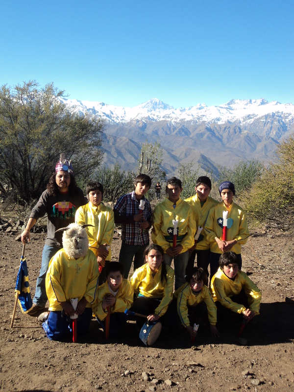 Agrupación de baile religioso en el cerro Mercacha