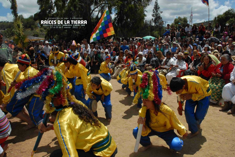 Bajando a la Kiva en Raíces de la Tierra Bajando a la Kiva en Raíces de la Tierra