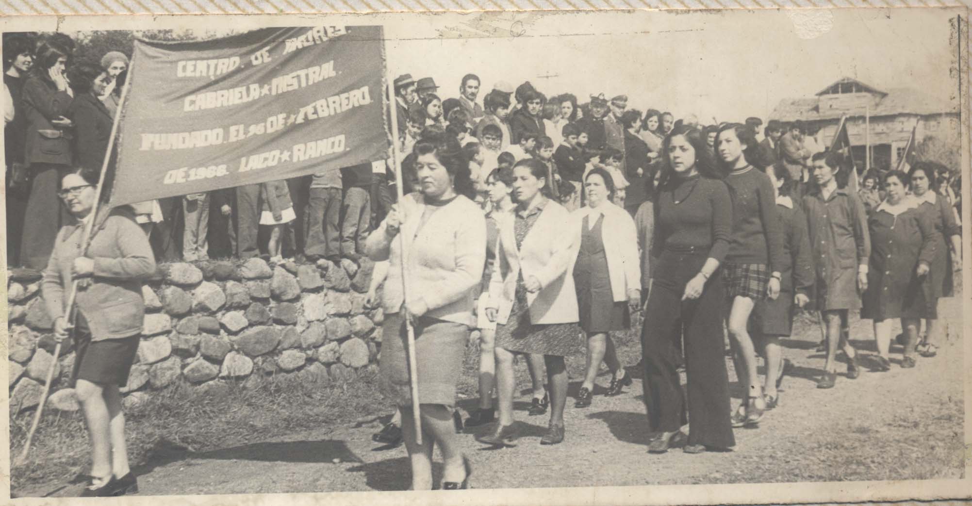 Desfile de centro de madres de Lago Ranco Desfile de centro de madres de Lago Ranco
