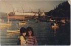 Madre e hijo en el muelle de Amargos Madre e hijo en el muelle de Amargos