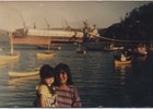 Madre e hijo en el muelle de Amargos Madre e hijo en el muelle de Amargos