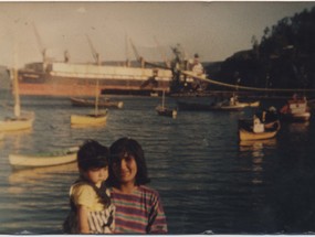 Madre e hijo en el muelle de Amargos