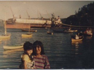 Madre e hijo en el muelle de Amargos