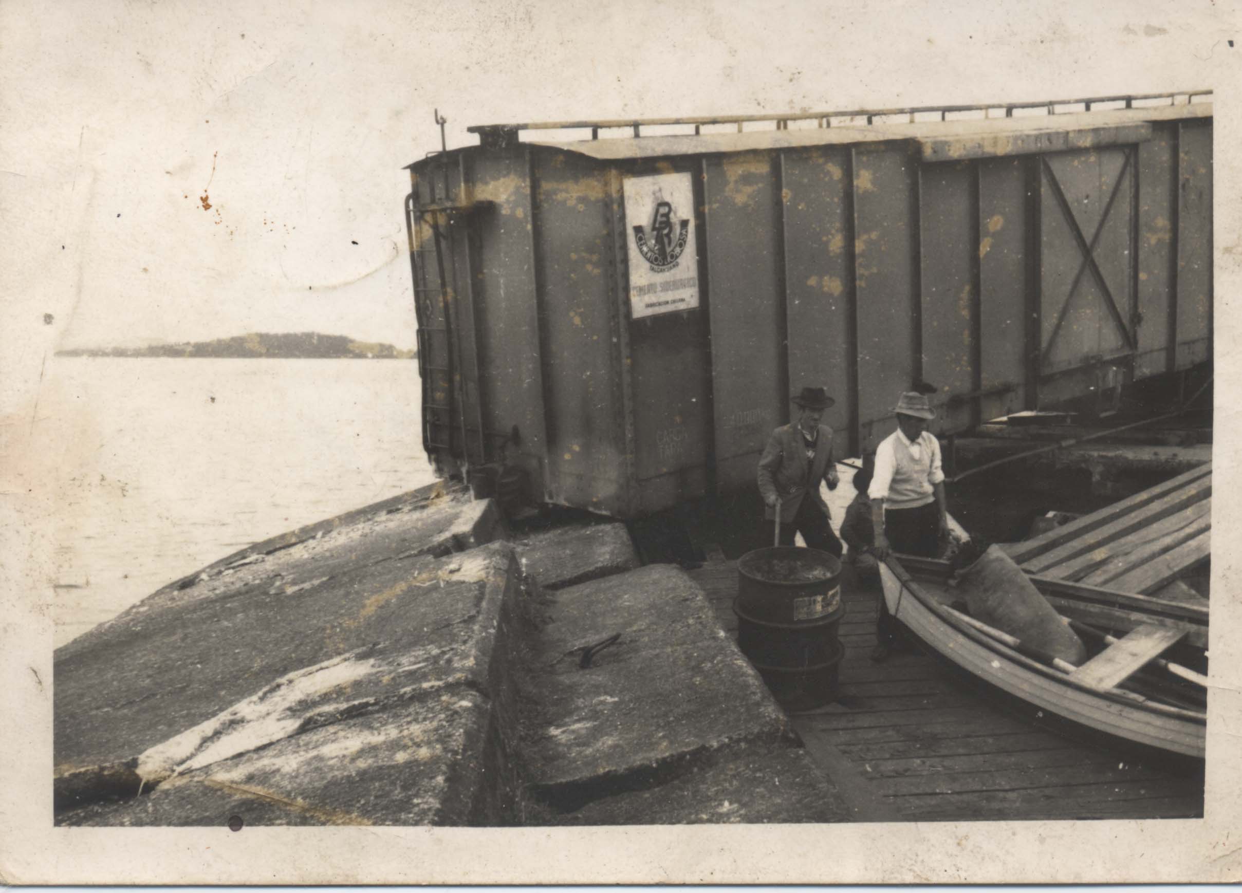 Tren descarrilado en el muelle de Lago Ranco Tren descarrilado en el muelle de Lago Ranco