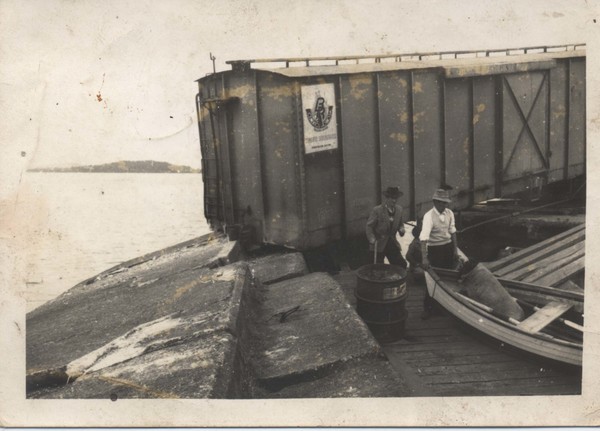 Tren descarrilado en el muelle de Lago Ranco Tren descarrilado en el muelle de Lago Ranco