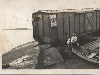 Tren descarrilado en el muelle de Lago Ranco Tren descarrilado en el muelle de Lago Ranco
