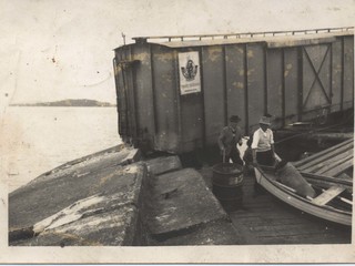 Tren descarrilado en el muelle de Lago Ranco