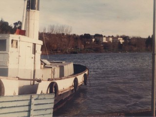 Barcaza en el muelle de Lago Ranco