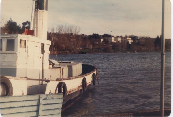 Barcaza en el muelle de Lago Ranco