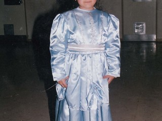 Niña vestida de "dama antigua"