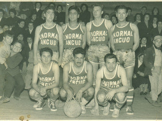 Equipo deportivo de la Escuela Normal Rural de Ancud