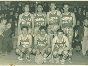 Equipo deportivo de la Escuela Normal Rural de Ancud
