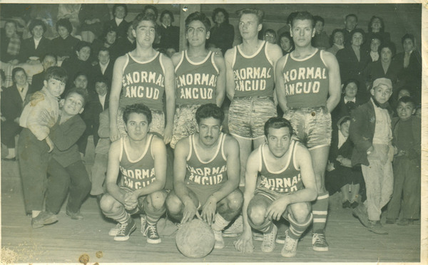 Equipo deportivo de la Escuela Normal Rural de Ancud