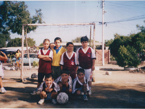 Amigos en un campeonato de fútbol