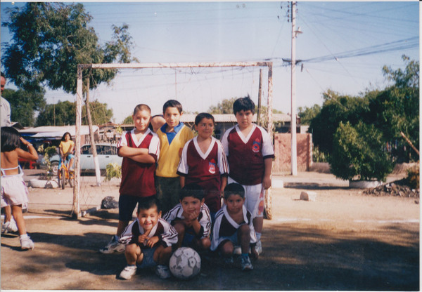 Amigos en un campeonato de fútbol Amigos en un campeonato de fútbol