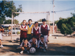 Amigos en un campeonato de fútbol