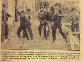 Niños jugando al trompo