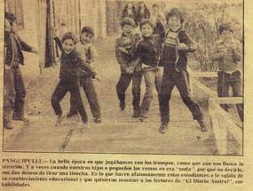 Niños jugando al trompo