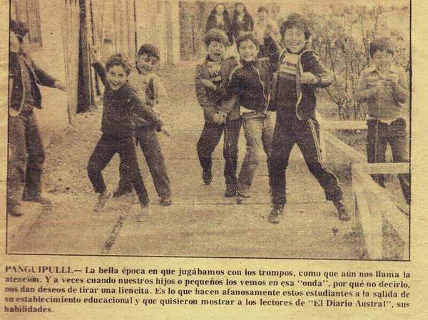 Niños jugando al trompo Niños jugando al trompo