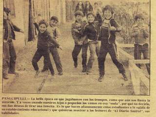 Niños jugando al trompo Niños jugando al trompo