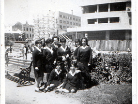 Estudiantes de escuela técnica en recreo