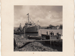 Barco en la costanera de Valdivia Barco en la costanera de Valdivia