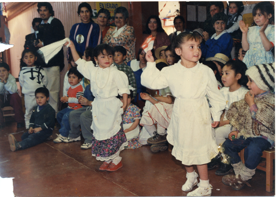 Niñas bailan cueca