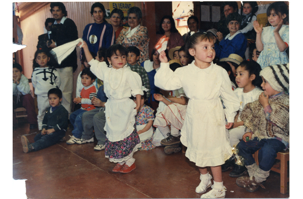 Niñas bailan cueca