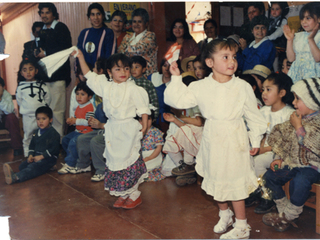 Niñas bailan cueca