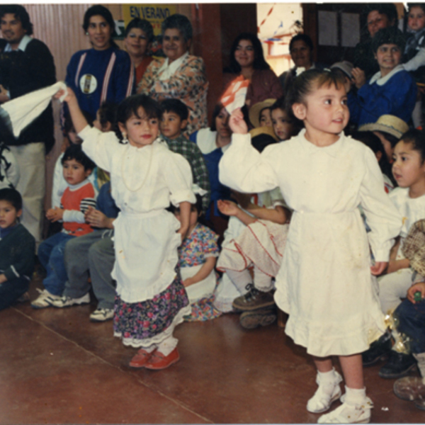 Niñas bailando cueca