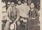 Familia en la plaza Familia en la plaza