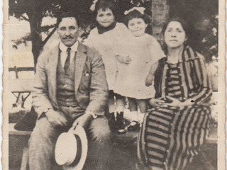 Familia en la plaza