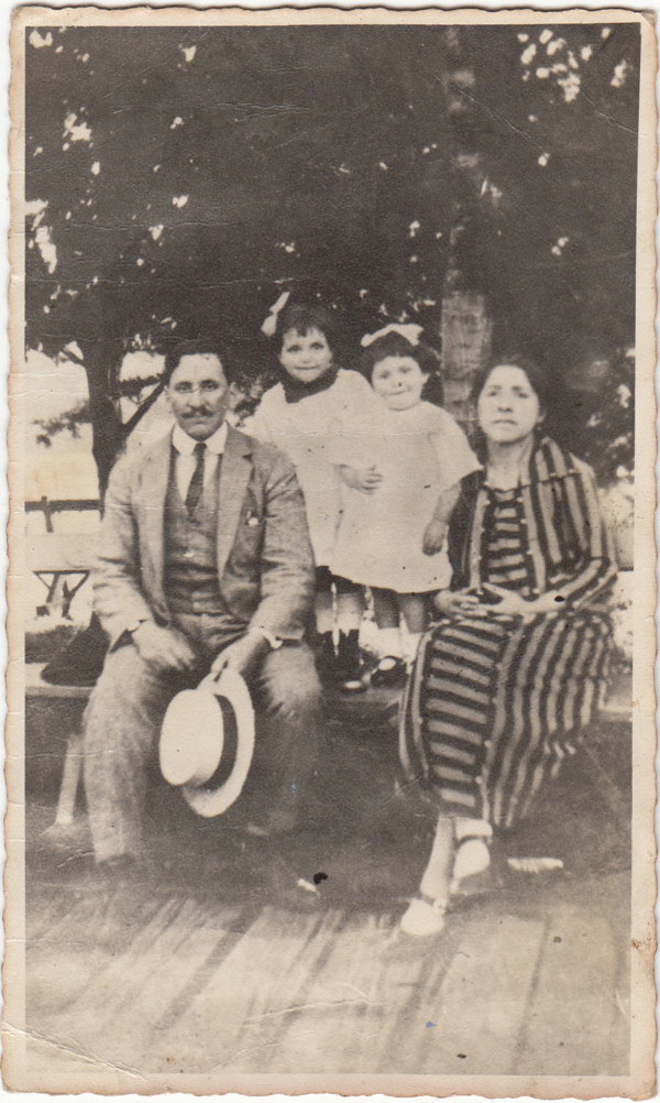 Familia en la plaza