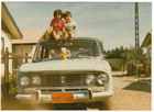 Jugando sobre el auto Jugando sobre el auto