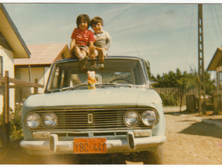 Jugando sobre el auto Jugando sobre el auto