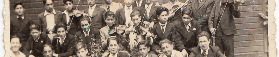 Alumnos con sus instrumentos musicales