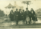 Familia Domínguez en la plaza de Maullín