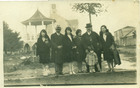 Familia Domínguez en la plaza de Maullín