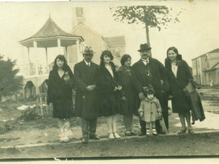 Familia Domínguez en la plaza de Maullín