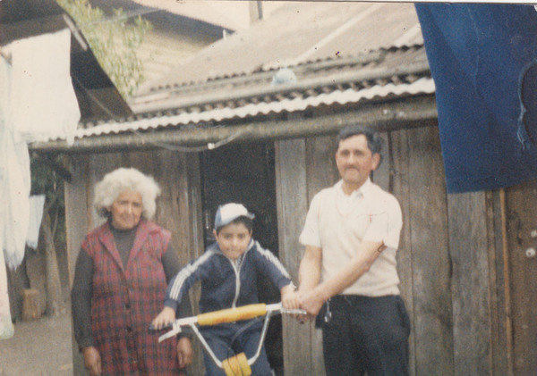 Rosa Olivera y José Milanca junto a su nieto