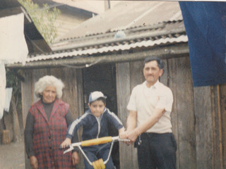 Rosa Olivera y José Milanca junto a su nieto