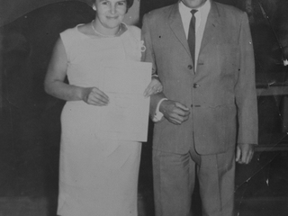 Recibiendo el título de su casa Recibiendo el título de su casa