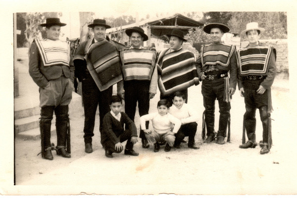 Grupo de huasos en un rodeo Grupo de huasos en un rodeo