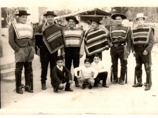 Grupo de huasos en un rodeo